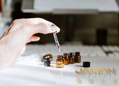  水性硅烷偶聯(lián)劑是一類具有硅烷基團和活性基團的化學(xué)物質(zhì)，廣泛應(yīng)用于涂料、膠粘劑、橡膠、塑料等領(lǐng)域，具有促進不同材料之間粘結(jié)的能力。其溶解性是影響其應(yīng)用效果的重要因素之一，尤其是在水性系統(tǒng)中的使用。
